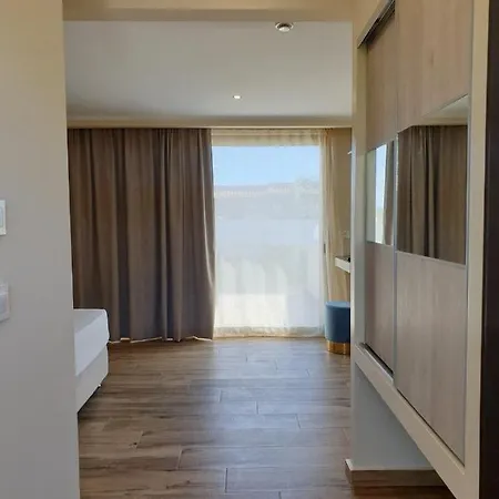 Paradise Hotel&bar 4*