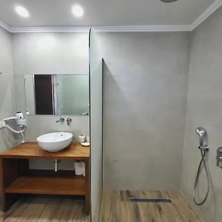 Paradise Hotel&bar 4*