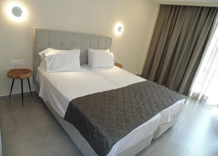 Paradise Hotel&bar 4*