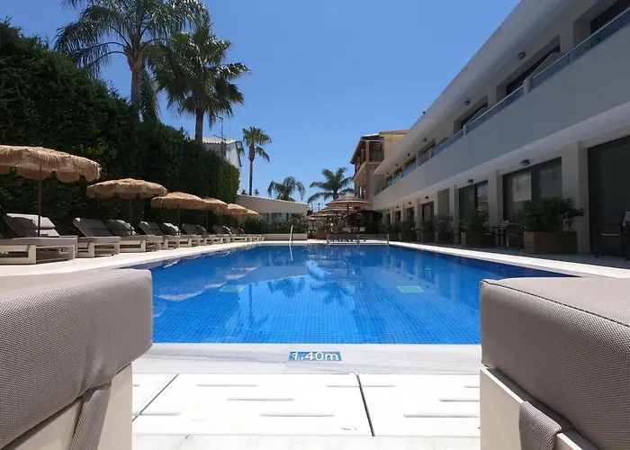 Paradise Hotel&bar Apartahotel Plános