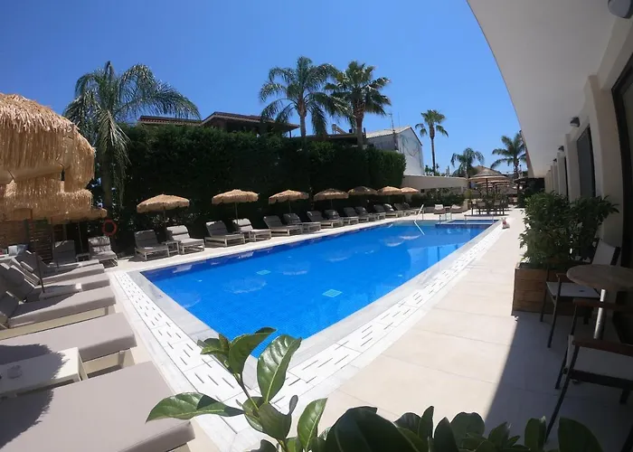 Paradise Hotel&bar Apartahotel Plános