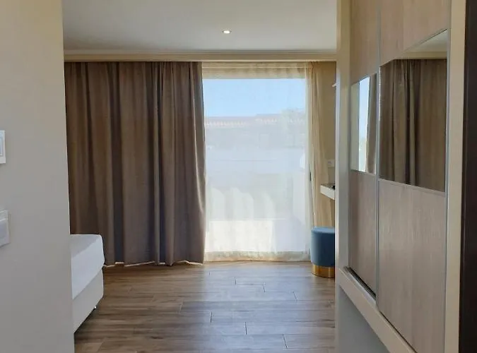Paradise Hotel&bar 4*