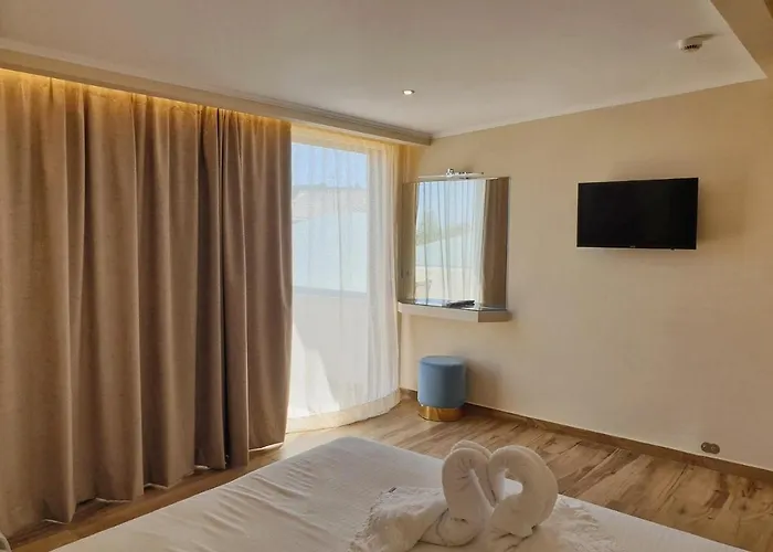 Paradise Hotel&bar