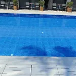 מלון דירות Paradise & Bar