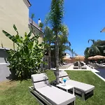 Paradise & Bar מלון דירות Plános