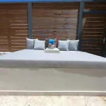 מלון דירות Paradise & Bar 4*