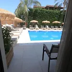 Paradise & Bar מלון דירות Plános