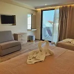 Paradise & Bar מלון דירות