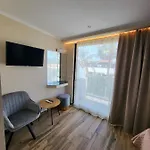 Paradise & Bar מלון דירות Plános