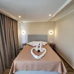 מלון דירות Paradise & Bar 4*
