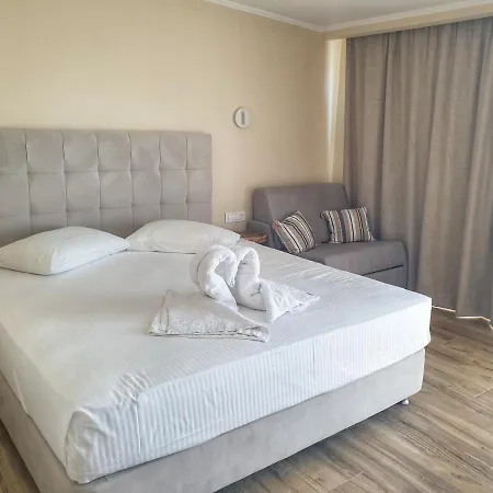 Paradise & Bar מלון דירות 4*